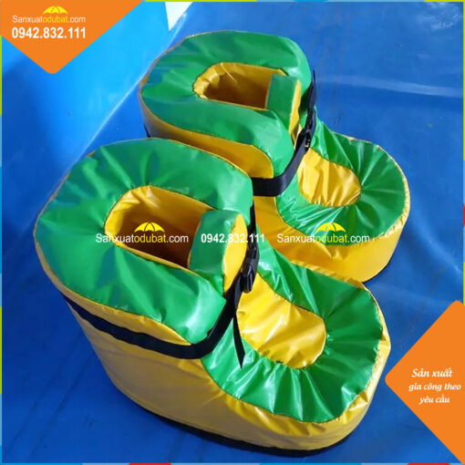 giày bóng đá khổng lồ